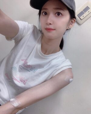Sylvia Hsieh Instagram - 解鎖局部麻醉照胃鏡 
順便做了健康檢查
有位神醫介紹我醫院
跟我說這裡是細管不會痛！
結果去到現場
護士跟我說：「細管拿去送修囉！我們做粗的」
🤷‍♀️🙄🥹🫠🤓
護士小姐：你第一次做表現的很好耶！完全不緊張好淡定，也沒亂叫沒亂動很勇敢喔！

心裡os : 那個神醫太狠了！
心情就像你做上了可怕的遊樂設施，很後悔上去想下來，但安全帶扣上去的瞬間還打不開！為時已晚了！此時只能佛系，想像自己是一塊肉，躺好就對了 🙏

還有朋友後續行為太暖心
上車大哥問我妳很容易暈車嗎？
超級黑人問號回答：喔對..怎麼了嗎
大哥給我看對話
害我在計程車上流了一滴感動的淚水
好吧大概8滴？！🥹