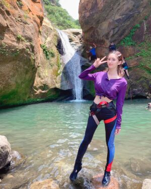 Sylvia Hsieh Instagram - 溯溪初體驗
35度的高溫🌞
分不清是汗水還是溪水
知了聲聲叫著夏天
像是在提醒著我們
如果人生短暫
也要好好把握每天
讓日子過的平凡不平凡
都是自己的選擇
這一生，就不算白費了吧！

題外話：
13個人前一晚提醒要自備碗筷
結果很幽默的…
13個人只有三組餐具
而且還是同一個人帶的🤣