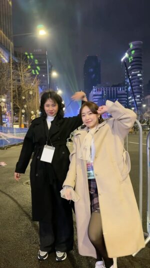 Sylvia Kim Instagram - guess who i'm with!!!!🤭🫣🥹😘😱 look forward to our upcoming vlogs hehe🤍  #서울콘 #Seoulcon #크리에이티브포스 #제야의종