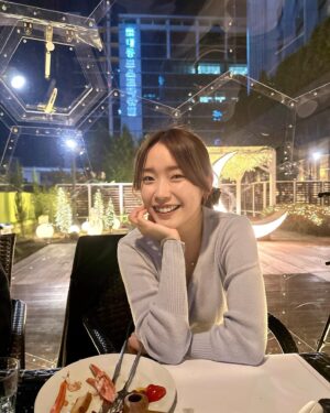 Sylvia Kim Instagram - Happy Birthday Mama🥹❤️💕🤍 The jolliest, sweetest, cutest, funniest and the most beautiful woman on earth!!! Thank you for raising me with so much love and I'll be the one who spread your positivity to the world. Wish our dog was here too, he must miss you a lot now🎂We love you so much.
사랑하는 울엄마 생신 축하해요✨엄마가 아니었다면 내가 이렇게까지 낙천적이지 못했을 거야 최고야 엄마 사랑해요🫶
.
.
장소는 롯데호텔 구로점의 씨카페 🦐 이글루에서 밥먹는 기분이 진짜 최고였습니다 뷔페와 bbq 플레이트도 배터지게 먹었어요 연말 파티나 생일에 적극 추천합니다👍👍
.
.
.
 #구로호텔 #구로뷔페 #구로뷔페맛집 #서울호텔뷔페 #구로호텔뷔페 #서울호텔뷔페추천 #호텔뷔페추천 #호텔뷔페맛집 #호텔뷔페 #호텔BBQ #호캉스맛집 #서울뷔페 #서울뷔페추천 #뷔페맛집추천 #뷔페맛집 #구로맛집 #구로맛집추천 #연말모임장소추천 #서울모임장소 #서울가족식사 #서울가족모임