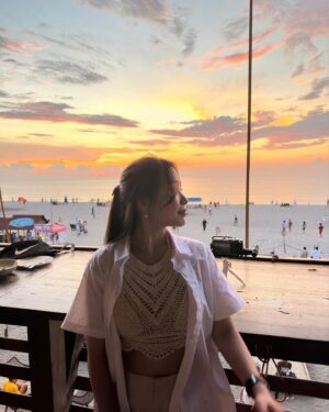 Sylvia Kim Instagram - “Got no checkbooks, got no banks, still I’d like to express my thanks. I got the sun in the morning and the moon at night.” – Irving Berlin #launion #friends