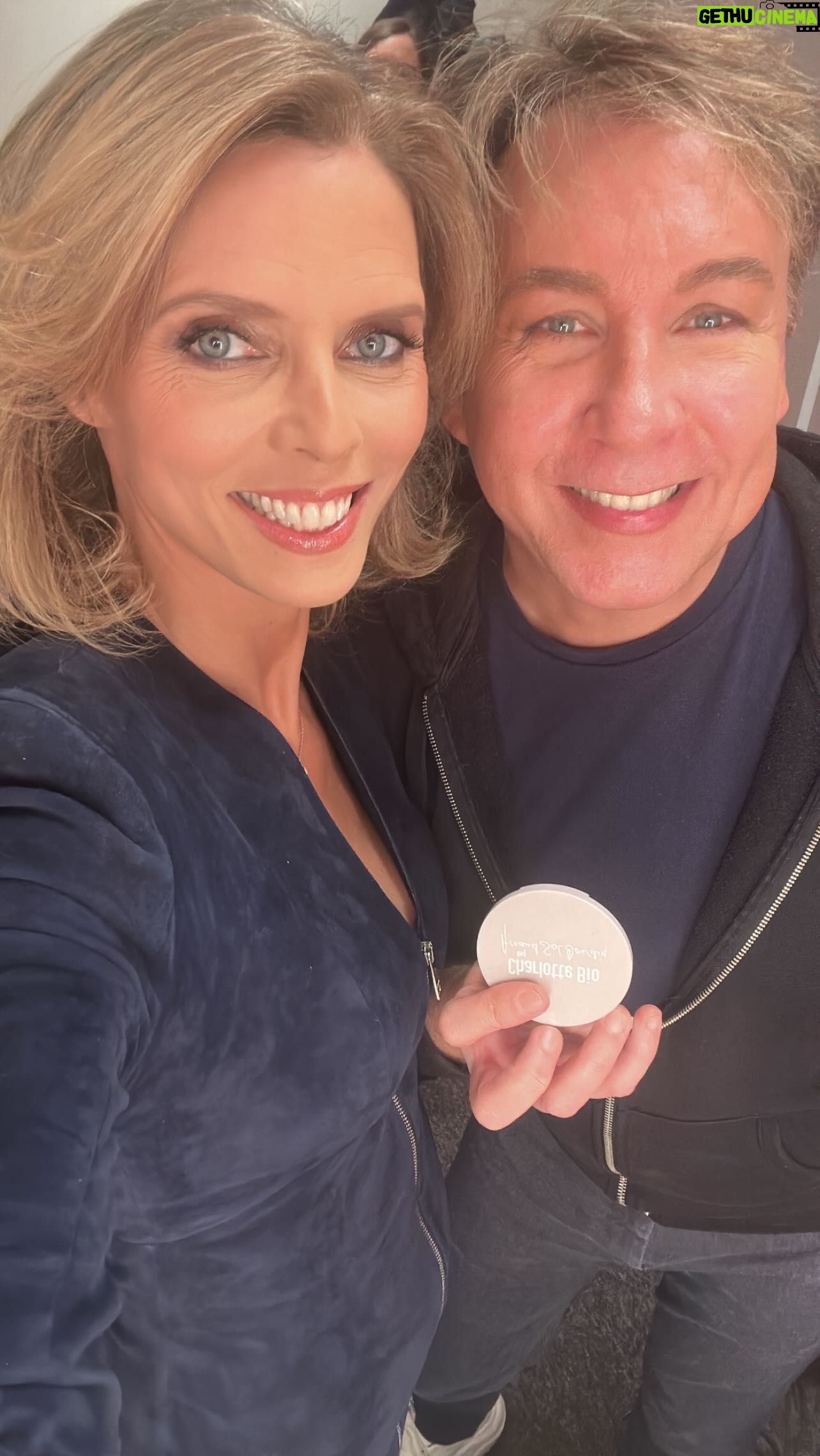 Sylvie Tellier Instagram - Je vous partage une mise en beauté signée arnaud. Les refs des produits en MP 😘 #miseenbeaute #makeup 💄 @arnaudsoldourdin 🎬 @joannabhmphoto