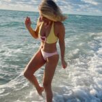 Sylvie Tellier Instagram - Qui a dit que les blondes ne pouvaient pas porter de jaune? Si toi aussi tu es fan de ce maillot bi-color like cette photo 💕💕💕 #swimsuits #maillotdebain #bikini #beach #miami