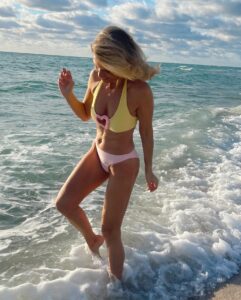 Sylvie Tellier Instagram - Qui a dit que les blondes ne pouvaient pas porter de jaune? Si toi aussi tu es fan de ce maillot bi-color like cette photo 💕💕💕 #swimsuits #maillotdebain #bikini #beach #miami