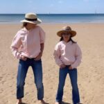 Sylvie Tellier Instagram - Quand c’est lundi pédagogique et que les parisiens sont tous rentrés 🤣 #merefille #matchymatchy #lessablesdolonne Est ce que vous aimez danser en famille?