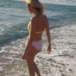 Sylvie Tellier Instagram - Qui a dit que les blondes ne pouvaient pas porter de jaune? Si toi aussi tu es fan de ce maillot bi-color like cette photo 💕💕💕 #swimsuits #maillotdebain #bikini #beach #miami
