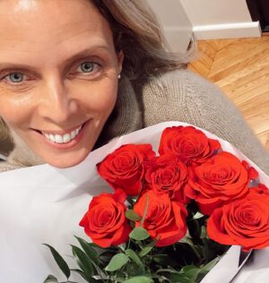 Sylvie Tellier Instagram - Dans ma pellicule cette semaine:
1- ma princesse première supportrice de @dianeleyreoff 
2- photo souvenir sur le parquet de Dals 
3- Photo de famille #missfamily 
4- Don de 5000euros pour notre association @lesbonnesfees @marraine2coeur @marevagalanter 
5- Journée des droits de la femme merci mon ♥️
6- Déjeuner du @chinesebusinessclub avec @evegillesoff et @iamjuliegayet