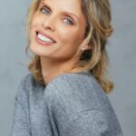 Sylvie Tellier Instagram – 🌟 Il est là ! Après des mois d’attente, mon bébé est enfin arrivé. 
Je suis tellement excitée de vous le présenter ! 📚✨
Plongez avec moi dans les coulisses de ma toute première journée de promo TV. 
Un grand merci à @editionsfayard pour leur confiance et leur soutien, pour m’avoir donné carte blanche pour briser les préjugés — Femme, miss, blonde… rien ne m’arrête !
Merci pour votre patience et pour avoir respecté mon processus créatif. 🎥💪 #NouveauLivre #Lancement #couronneetpréjugés 
Etes-vous prêts à découvrir le résultat?