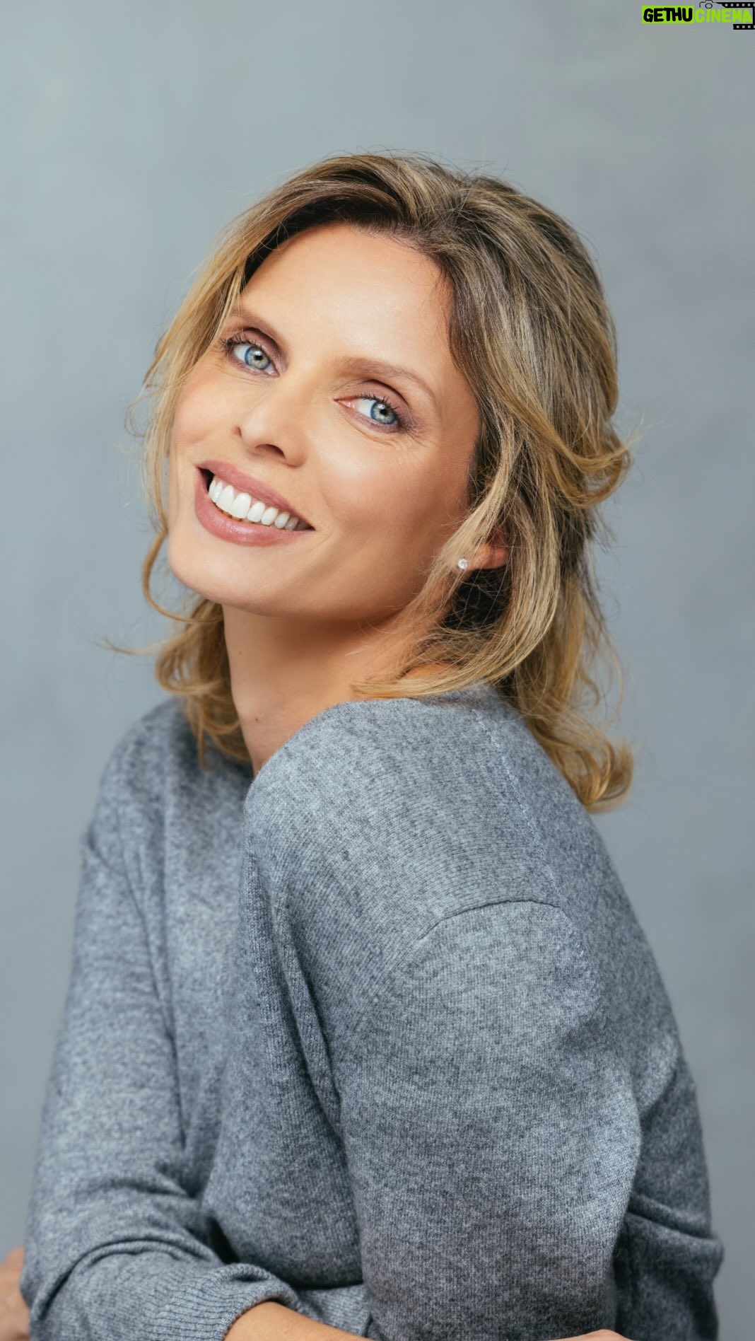 Sylvie Tellier Instagram - 🌟 Il est là ! Après des mois d’attente, mon bébé est enfin arrivé. Je suis tellement excitée de vous le présenter ! 📚✨ Plongez avec moi dans les coulisses de ma toute première journée de promo TV. Un grand merci à @editionsfayard pour leur confiance et leur soutien, pour m’avoir donné carte blanche pour briser les préjugés — Femme, miss, blonde… rien ne m’arrête ! Merci pour votre patience et pour avoir respecté mon processus créatif. 🎥💪 #NouveauLivre #Lancement #couronneetpréjugés Etes-vous prêts à découvrir le résultat?