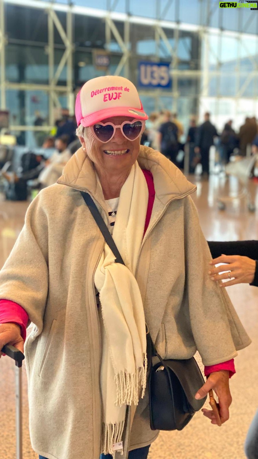 Sylvie Tellier Instagram - Maman se marie!!! Et ça ressemble à ça un EVJF à Barcelone dans le clan Tellier. Entre virées shopping, visites et bonnes bouffes 🥰 et vous c’était quoi le programme du votre? #evjf #maman #famille #mariage #love