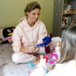 Sylvie Tellier Instagram - Quand je me demande à ma fille ce qui lui ferait plaisir pour son anniversaire: - Que l’on s’habille pareil et en rose bien sûr 👚 - Que je lui vernisse les ongles 💅 - Que l’on passe la journée à jouer aux barbies 💕 Pas un peu cliché tout ça? #matchymatchy #merefille #lazybirthday #lazymoment Publicité @shoplazypants sortie le 2 avril chez Carrefour