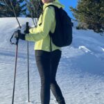 Sylvie Tellier Instagram - Quand ta grande sœur te lance un défi raquette à 9H du mat! 1000 mètres de dénivelé c’est l’enchaînement de chutes assuré 😂😂😂 #raquette #randonnée #sisterlove #mountains #alpes