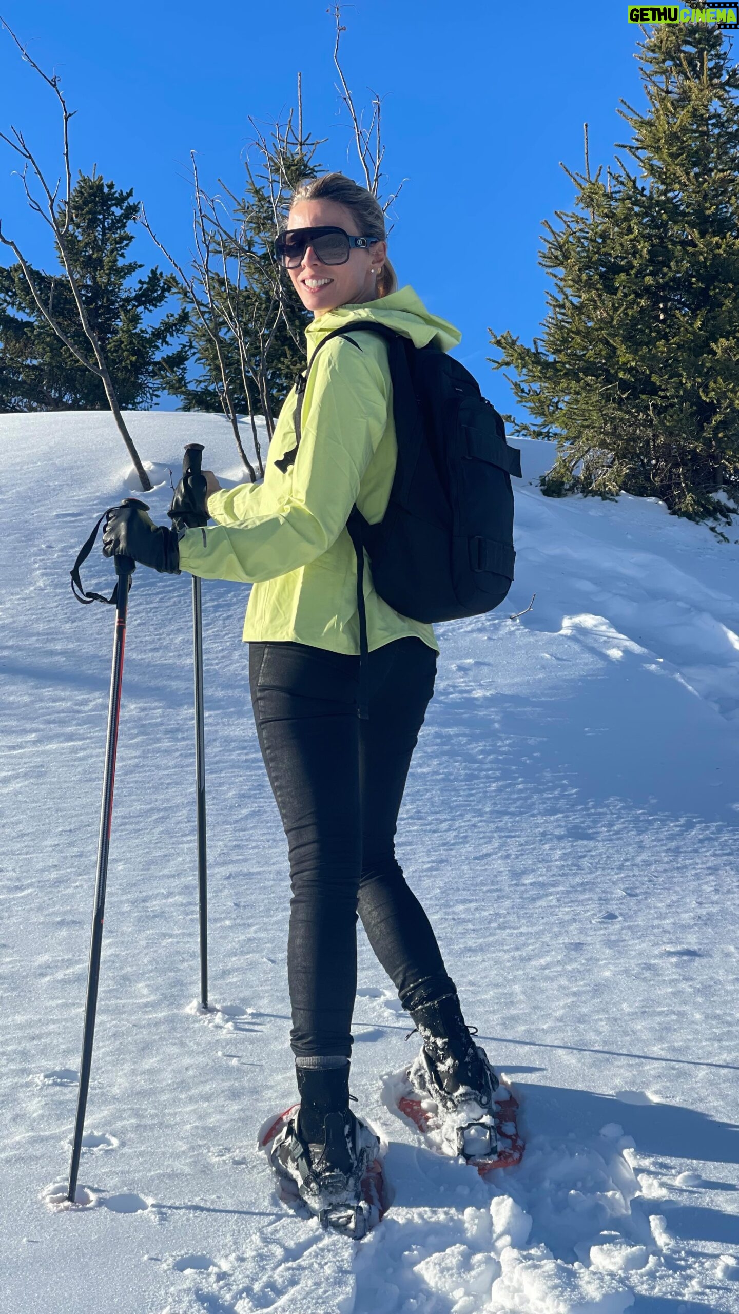 Sylvie Tellier Instagram - Quand ta grande sœur te lance un défi raquette à 9H du mat! 1000 mètres de dénivelé c’est l’enchaînement de chutes assuré 😂😂😂 #raquette #randonnée #sisterlove #mountains #alpes
