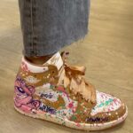 Sylvie Tellier Instagram – Dans ma pelicule de la semaine:
Ma préf est la 8 et vous? 
1- déjeuner en amoureux avant de récupérer nos loulous chez papy et mamy
2- quand le talentueux Valentin customise ma paire de Air Jordan préférée 
3- passion inavouée…
4- 10km de la chaume en famille 
5- « Dis maman, on apprend la chorégraphie de Beyoncé et on s’habille pareil »
6- Arrivée de maman à Barcelone pour son EVJF 
7- mon clan ❤️
8- les choses sérieuses peuvent commencer !
9- le seul rayon de soleil de ce we espagnol
10- passion Gaudí
#semaine #pelicule
