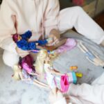 Sylvie Tellier Instagram - Quand je me demande à ma fille ce qui lui ferait plaisir pour son anniversaire: - Que l’on s’habille pareil et en rose bien sûr 👚 - Que je lui vernisse les ongles 💅 - Que l’on passe la journée à jouer aux barbies 💕 Pas un peu cliché tout ça? #matchymatchy #merefille #lazybirthday #lazymoment Publicité @shoplazypants sortie le 2 avril chez Carrefour