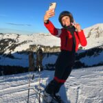 Sylvie Tellier Instagram - Ça valait bien un selfie souvenir!!! Merci Père Noël de m’avoir donné un nouveau genou 🙏 Merci à mon chirurgien, à mes kinés et à mon mental de sportive de me permettre 2 ans après ma chute de rechausser les skis sans douleur. C’était important pour moi de célébrer ce 2eme anniversaire à ski! J’avoue avoir eu quelques suées dans les bosses et pas mal d’appréhensions… Mais les conditions météos ne pouvaient pas être meilleures! Merci à tous les pisteurs des @portesdusoleil pour leur bienveillance et joyeux Noël à tous! #ski #noel #portesdusoleil