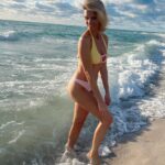 Sylvie Tellier Instagram - Qui a dit que les blondes ne pouvaient pas porter de jaune? Si toi aussi tu es fan de ce maillot bi-color like cette photo 💕💕💕 #swimsuits #maillotdebain #bikini #beach #miami