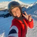 Sylvie Tellier Instagram - Ça valait bien un selfie souvenir!!! Merci Père Noël de m’avoir donné un nouveau genou 🙏 Merci à mon chirurgien, à mes kinés et à mon mental de sportive de me permettre 2 ans après ma chute de rechausser les skis sans douleur. C’était important pour moi de célébrer ce 2eme anniversaire à ski! J’avoue avoir eu quelques suées dans les bosses et pas mal d’appréhensions… Mais les conditions météos ne pouvaient pas être meilleures! Merci à tous les pisteurs des @portesdusoleil pour leur bienveillance et joyeux Noël à tous! #ski #noel #portesdusoleil