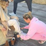 Sylvie Tellier Instagram - Janvier en images c’est: 1- Ma tête à l’annonce officielle de mon nom comme porteur de flamme pour les JO 2- Offsite dans le Gers avec les équipes Eutopia 3- Dejeuner annuel de notre association Les Bonnes fées 4- Défilé Stéphane Rolland aux côtés de la belle Nadia Fares 5- Shooting de la collection printemps Lazypants et ma préoccupation pour mon derrière 😂 6- Fin de journée avec notre mannequin Ella 7- un shooting ça se prépare mieux sur un mur! 8- visite des équipes MissFrance pour fêter la nouvelle année 9- reprise du ski après 2ans de rééducation 10- qui dit reprise du ski dit réouverture du tire-fesses🤣 #janvier #images #souvenirs