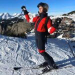 Sylvie Tellier Instagram - Ça valait bien un selfie souvenir!!! Merci Père Noël de m’avoir donné un nouveau genou 🙏 Merci à mon chirurgien, à mes kinés et à mon mental de sportive de me permettre 2 ans après ma chute de rechausser les skis sans douleur. C’était important pour moi de célébrer ce 2eme anniversaire à ski! J’avoue avoir eu quelques suées dans les bosses et pas mal d’appréhensions… Mais les conditions météos ne pouvaient pas être meilleures! Merci à tous les pisteurs des @portesdusoleil pour leur bienveillance et joyeux Noël à tous! #ski #noel #portesdusoleil