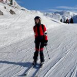 Sylvie Tellier Instagram - Ça valait bien un selfie souvenir!!! Merci Père Noël de m’avoir donné un nouveau genou 🙏 Merci à mon chirurgien, à mes kinés et à mon mental de sportive de me permettre 2 ans après ma chute de rechausser les skis sans douleur. C’était important pour moi de célébrer ce 2eme anniversaire à ski! J’avoue avoir eu quelques suées dans les bosses et pas mal d’appréhensions… Mais les conditions météos ne pouvaient pas être meilleures! Merci à tous les pisteurs des @portesdusoleil pour leur bienveillance et joyeux Noël à tous! #ski #noel #portesdusoleil