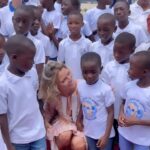 Sylvie Tellier Instagram – Inauguration de la « Case des enfants » de la fondation @childrenofafrica.officiel créé par la première dame de Côte d’Ivoire, Dominique Ouattara 🇨🇮
Depuis 1998, la fondation construit des orphelinats, des écoles et des centres de santé en Côte d’Ivoire mais aussi dans d’autres pays d’Afrique. 
Je suis honorée d’accompagner cette fondation depuis près de 15 ans #engagement #childrenofafrica #cotedivoire #africa #children #education