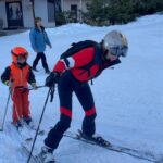 Sylvie Tellier Instagram - Janvier en images c’est: 1- Ma tête à l’annonce officielle de mon nom comme porteur de flamme pour les JO 2- Offsite dans le Gers avec les équipes Eutopia 3- Dejeuner annuel de notre association Les Bonnes fées 4- Défilé Stéphane Rolland aux côtés de la belle Nadia Fares 5- Shooting de la collection printemps Lazypants et ma préoccupation pour mon derrière 😂 6- Fin de journée avec notre mannequin Ella 7- un shooting ça se prépare mieux sur un mur! 8- visite des équipes MissFrance pour fêter la nouvelle année 9- reprise du ski après 2ans de rééducation 10- qui dit reprise du ski dit réouverture du tire-fesses🤣 #janvier #images #souvenirs