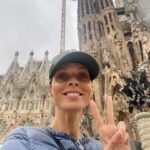 Sylvie Tellier Instagram - Dans ma pelicule de la semaine: Ma préf est la 8 et vous? 1- déjeuner en amoureux avant de récupérer nos loulous chez papy et mamy 2- quand le talentueux Valentin customise ma paire de Air Jordan préférée 3- passion inavouée… 4- 10km de la chaume en famille 5- « Dis maman, on apprend la chorégraphie de Beyoncé et on s’habille pareil » 6- Arrivée de maman à Barcelone pour son EVJF 7- mon clan ❤️ 8- les choses sérieuses peuvent commencer ! 9- le seul rayon de soleil de ce we espagnol 10- passion Gaudí #semaine #pelicule
