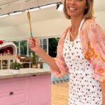 Sylvie Tellier Instagram - 1,2,3 pâtisser 🍰👩‍🍳 A ce soir sur @gulliofficiel pour le grand pâtissier dans @lacuisinedemercotte #patisserie #cuisine #gulli Et vous, aimez-vous pâtisser?