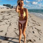 Sylvie Tellier Instagram - Qui a dit que les blondes ne pouvaient pas porter de jaune? Si toi aussi tu es fan de ce maillot bi-color like cette photo 💕💕💕 #swimsuits #maillotdebain #bikini #beach #miami