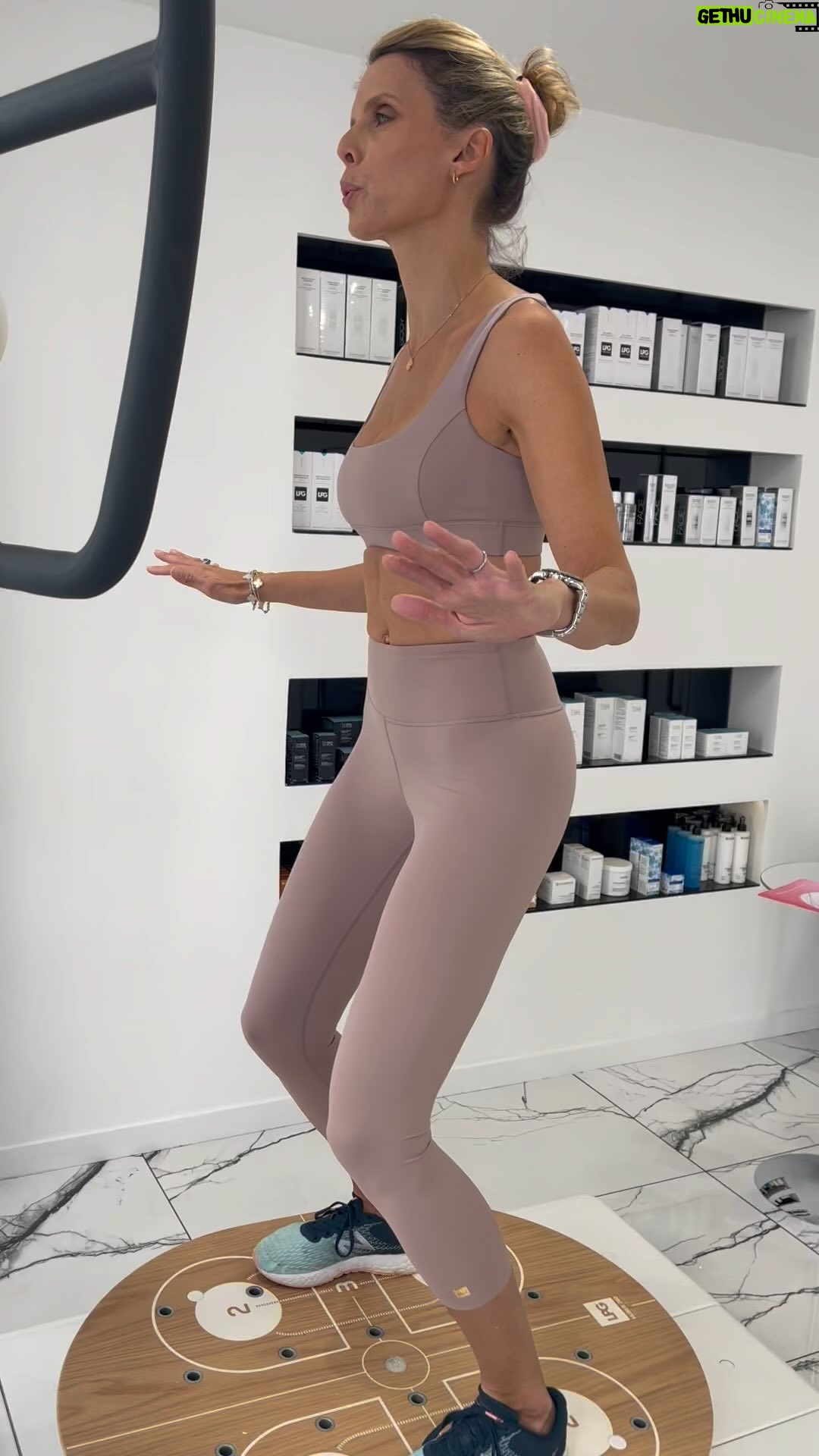 Sylvie Tellier Instagram - On lâche rien! Au programme gainage et renforcement musculaire en 20min chrono. #renforcement #huber #sport #decouverte #partenariat #aurumactivewear