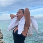 Sylvie Tellier Instagram - Premier bain de l’année. J’avoue faut être un peu givrée mais ça fait un bien fou 🥶 #motivation #marseille #baignade