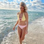 Sylvie Tellier Instagram - Qui a dit que les blondes ne pouvaient pas porter de jaune? Si toi aussi tu es fan de ce maillot bi-color like cette photo 💕💕💕 #swimsuits #maillotdebain #bikini #beach #miami