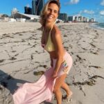 Sylvie Tellier Instagram - Qui a dit que les blondes ne pouvaient pas porter de jaune? Si toi aussi tu es fan de ce maillot bi-color like cette photo 💕💕💕 #swimsuits #maillotdebain #bikini #beach #miami