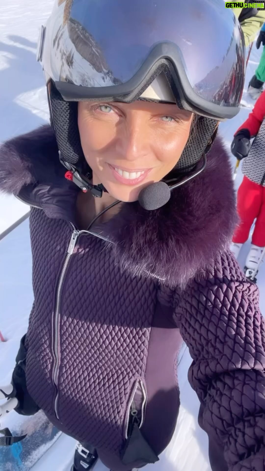 Sylvie Tellier Instagram - Tellement heureuse d’avoir pu rechausser mes skis et partager ces moments en famille ♥️ #ski #famille #alpes @portesdusoleil