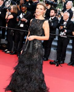 Sylvie Tellier Instagram - Plongez dans l’éclat du rêve, bienvenue au cœur scintillant de Cannes! ⭐️ #cannes #cannesfilmfestival #7
