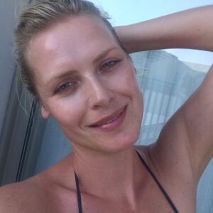 Synnøve Macody Lund Instagram - When the balchony-bliss on a day off is so heavy you take your first posing selfie😌