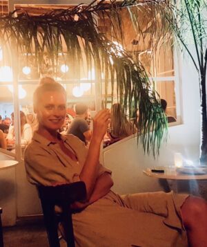 Synnøve Macody Lund Instagram - This person is me one year ago. Over my head is a palmtree. Behind me a happy crowd of argentinians eating the best pizza in Buenos Aires. They are also drinking wine. As am I. I will look at this picture for a while. Maybe days. Feels like the best thing to do right now😍
