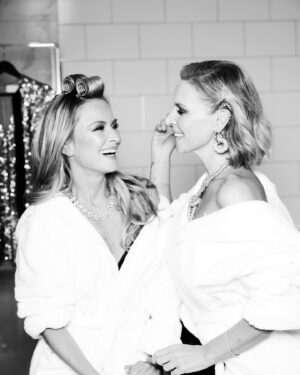 Synnøve Skarbø Instagram - Gleder meg til en siste runde med putekrig i undertøyet før det blir signifikante endringer i sivilstatusen din @vanessarudjord 💍 (Ps: Hør om dramaet som har utspilt seg de siste ukene i dagens nye podkast.) 📸@thomasqvale
