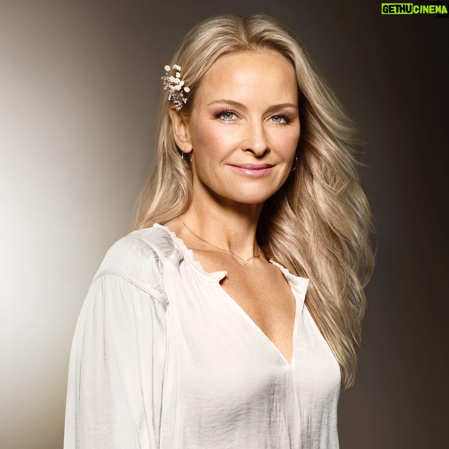 Synnøve Skarbø - 1.7K Likes - annonse✨Bli med meg på LIVESHOPPING her på Insta tirsdag 14. juni klokka 20! Jeg skal vise hvordan jeg bruker mine Max Factor-favoritter, makeupartist @solvistrifeldt svarer på spørsmål og deler sommersminke-tips – og jeg gir bort en goodiebag til én av dere. Det vanker dessuten en raus rabattkode. Hvis du har shoppingfot allerede nå, så kan jeg berette at alle maskaraene fra Max Factor koster 99 kr hos @vita_no om dagen. Håper vi sees på tirsdag! @maxfactornorway #MaxFactorNorway #RevealYourXtraOrdinary