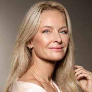Synnøve Skarbø Instagram - annonse✨Ja hold deg fast, men jeg er @maxfactornorway sitt ansikt utad dette året. Da må det være lov å være stolt av. Selveste ungpikedrømmen har gått i oppfyllelse, for jeg har brukt mine Max Factor-favoritter siden jeg var tenåring. Nå kan jeg legge til en ny yndling på lista: Miracle Pure Foundation. Makeup og hudpleie i ett. I tillegg til å gjøre det en foundation skal (dekke over ujevnheter og gi en skinnende hud), så er den også en pleiende dagkrem med faktor 30, hyaluronsyre, vitamin C og kollagen-boostende komples. Og så holder den huden fuktig i 24 timer. Et mirakel i seg selv, spør du meg. 🙌🏻 På story finner du oppskrift på verdens enkleste dagsminke. 

⭐️PS: Akkurat nå har @vita_no 30 % avslag på alle Max Factor-produkter. Bare nevner det.

#MaxFactorNorway #MiraclePureFoundation #OneMinuteMiracle #RevealYourXtraordinary