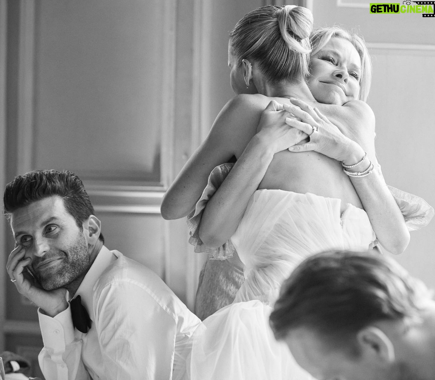 Synnøve Skarbø - 2.2K Likes - Ny pod-episode! Ett år siden eventyrbryllupet, og @vanessarudjord deler sine beste bryllupstips til alle vordende brudepar der ute. 👰♀️Jeg, derimot, har muuuuligens funnet løsningen på evig disiplin, motivasjon og god helse. Værsågod! #synnøveogvanessaspodcast 📸@jannerugland