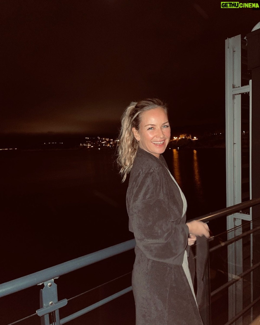 Synnøve Skarbø - 2.3K Likes - Ja da, jeg smiler her. Men bildet ble tatt før pinlige scener og pikante avsløringer på spa-tur🩲. Det er uansett ingenting sammenligna med sammenbruddet Vanessa har hatt siden sist. Alle detaljene, mest sannsynlig litt for mange, får du i dagens podkast. Link i bio.