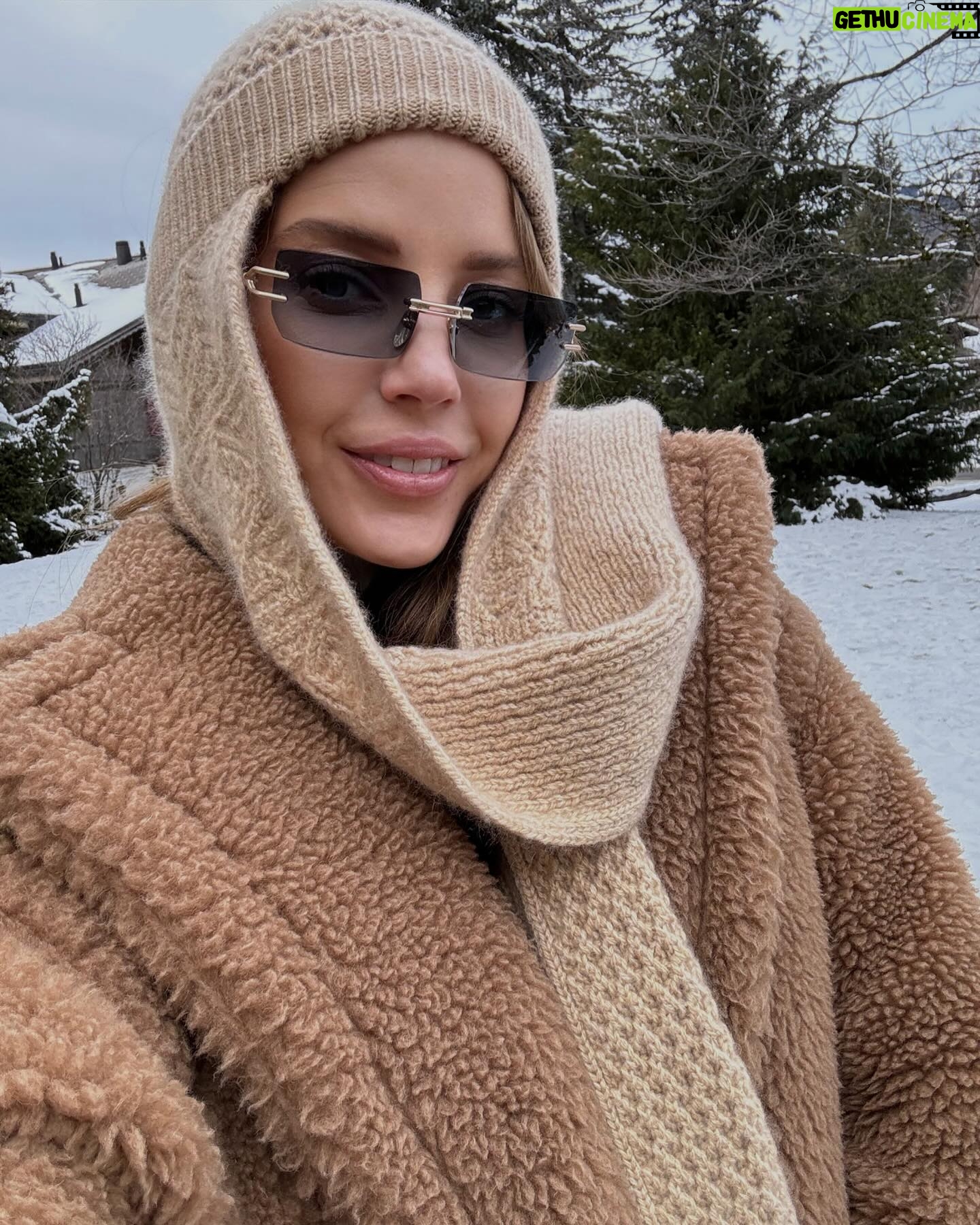 Szabó Zsófi Instagram - Imádtam a mai hóesést ❄️🤍 Nektek, hogy telt a napotok? 😊 #positivethinking