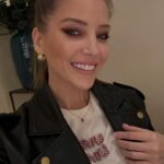 Szabó Zsófi Instagram - 🙌🏼🙏🏼🕊️🫶🏼 a szeretet az egyetlen dolog amiből több lesz ha szétosztjuk