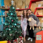 Szabó Zsófi Instagram - A búcsú sosem könnyű, pláne, ha egy olyan kollégától köszönünk el, akit mindannyian nagyon szeretünk! Szabó Zsófi ma volt utoljára a Reggeli műsorvezetője, jövőre már nem kelhetnek a nézők arra a csodás mosolyra, amit mindannyian ismerünk. Jól emlékszünk arra a 5 évvel ezelőtti adásra, amikor rénszarvas szánon megérkeztél a stúdióba, először, mint műsorvezető, most pedig egy hasonló téli napon eljött az elköszönés ideje. Nehéz lenne és nem is szeretnénk felsorolni az összes közösen megélt pillanatunkat, mindannyian tudjuk mennyit jelentett a Reggeli csapatának, hogy műsorvezetőnknek hívhattunk téged. Egy igazi egyéniség, aki vidámsággal, élettel töltötte meg a stúdiót. Mindent köszönünk, hiányozni fogsz nekünk, Zsófi!❤ #rtlreggeli #reggeli #ezisareggeli #szabozsofi