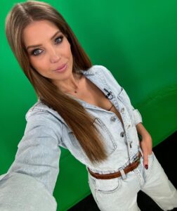 Szabó Zsófi Instagram - Idén ősszel visszatér a sorsfordító @ujratervezesofficial ezúttal a TV2 Klub-on ahol a csatorna nagyköveteként, egy ilyen nemes projekttel segíthetem a nehézsorsú, kilátástalan helvzetben élő családokat, akiknek otthonait varázsoliuk újjá @stohlandras -al és @csut.i -val 🫶🏼 Már nagyon várom! 🤍🏠🏡🏚️