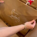 Szabó Zsófi Instagram – W H A T a G I F T 😍 

A @louboutinworld webshopja mostmár elérhető  Magyarországon is! 👠🛍️ 
Köszönöm a márkának a figyelmességet és a kedvességet 😍 

I am honored to represent you @louboutinworld! #louboutin #louboutinworld #adv