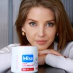 Szabó Zsófi Instagram - NYEREMÉNYJÁTÉK! A Mixa segítségével még az érzékeny bőrnek is joga van a hatékony ápoláshoz! A Mixa Jars termékcsaládhoz tartozó Panthenol, Urea és Ceramide Protect testápolók a legjobb válaszok az érzékeny bőr legaggasztóbb és legirritálóbb aspektusainak kezelésére. 🤍 A nyereményjáték során a Mixa Ceramide Protect Jar-t, Ceramide Protect testápolót és a Ceramide Protect kézkrémet lehet megnyerni. Ezek a termékek a tökéletes választások a nagyon száraz bőrnek, bent tartják a bőrben a nedvességet, védik és erősítik a bőrgátat. Ha Te is szeretnéd kipróbálni a termékcsaládot, van lehetőséged megnyerni a 3 termékből álló MIXA csodadobozt. Ha Te is szeretnél egyet, így nyerheted meg: ✅Kedveld ezt a posztot! ✅Kövess be engem @szabozsofi! ✅Kövesd be a @mixa_hungary oldalát! ✅Kommentben írd, hogy MIXA és mellé azt az emoji-t ami szerinted legjobban illik hozzád, illetve jelöld meg egy barátodat, aki szintén szeretne játszani! A játék 2024.05.24-től 2024.06.07-ig tart. Sorsolás: június 7., a 2 db nyertest a kommentelők között sorsolom, a szerencsés nevét pedig az Instagram oldalamon sztoriban teszem közzé, a nyertesnek fel kell vennie velem a kapcsolatot Instagram üzenetben. A sorsoláson azok vehetnek részt, akik minden pontot teljesítettek! Sok szerencsét mindenkinek! <3 — A játék semmilyen kapcsolatban nincs az Instagrammal, játékszabályzatot a bioban találtok – #reklám #mixa #mixajars #mixaceramide #mixaceramideprotect @mixa_hungary @lorealparis A változtatás jogát fenntartjuk!
