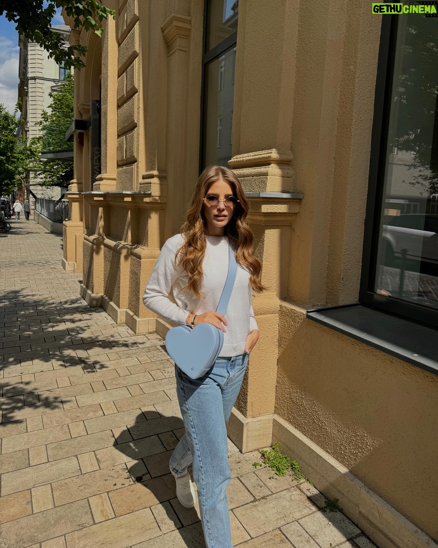 Szabó Zsófi Instagram - Ma gyönyörű volt az idő, az én szívem pedig mindig kék, különösen ebben a hónapban! 💙 Idén NINI egy exkluzív, limitált darabszámú kék színű Love Baggel támogatja az Együtt az Autistákért Alapítvány munkáját, hogy minél szélesebb körben tájékozódjanak az emberek az autizmus spektrum zavar állapotról, ezáltal egy elfogadóbb világot teremtve nekik. A kollekció utolsó darabjai elérhetőek a Nini Boutiqueban és a nini.hu weboldalon. Nini a bevételének egy részéből az alapítvány munkáját támogatja! 🙏🏼 #éniskékvagyok #niniofficial #ninimolnar #lovebag #együttazautistákért